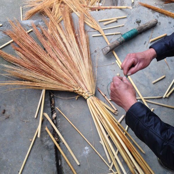 农村大伯扎笤帚,不仅省钱,还有这些好处