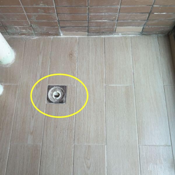 新房即将装修好,昨天一看却想哭!洗衣机完全遮住地漏,这咋办?
