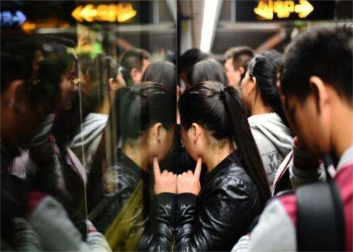 红衣妇女乘地铁插队,被指责后掏出红色证件,网友:哪来的底气?