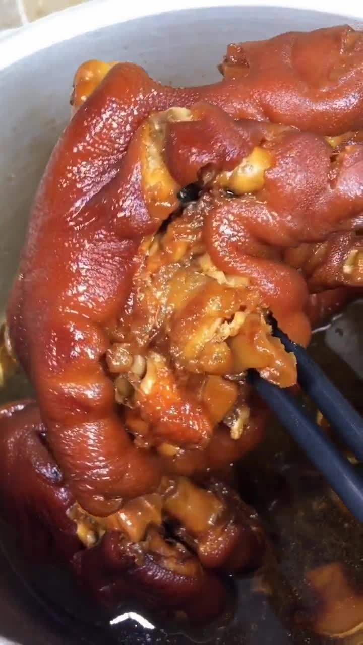独家秘制猪蹄,放凉后再吃皮弹肉香,啃一只相当过瘾!