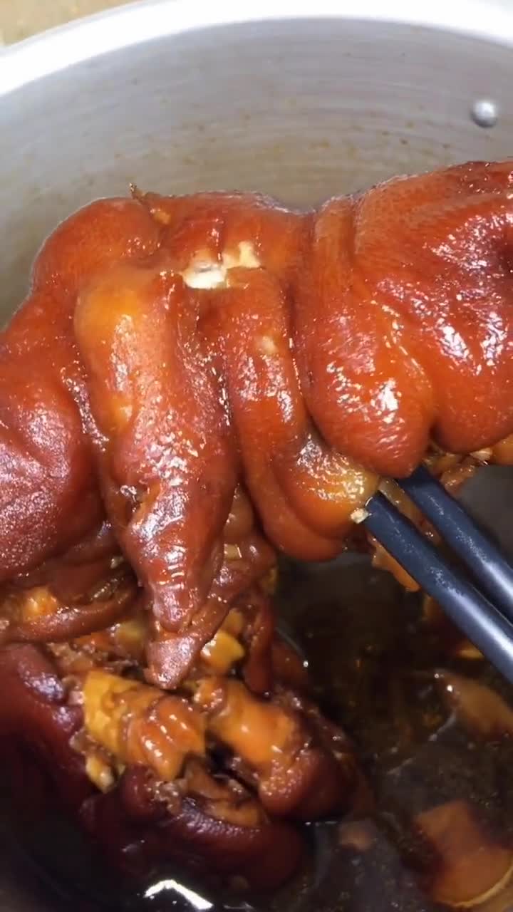 独家秘制猪蹄,放凉后再吃皮弹肉香,啃一只相当过瘾!