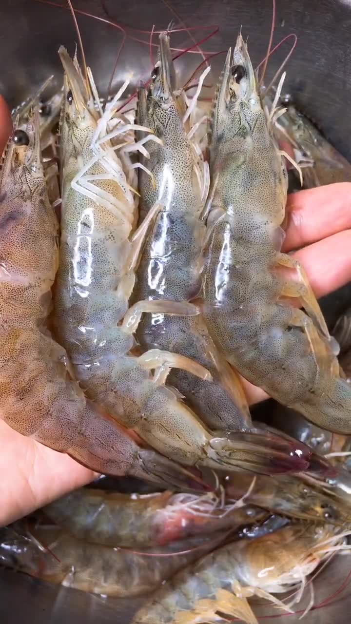 大虾别用水煮了,虾肉嫩滑香甜,食后齿颊生香,做法简单孩子喜欢