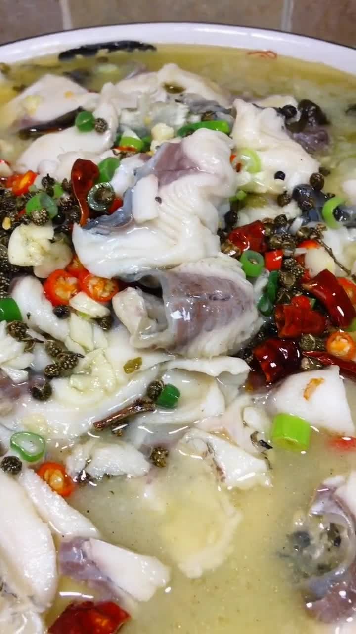食材配料:草鱼,酸菜,泡椒,料酒,胡椒粉,鸡蛋,白糖,白醋,生姜,葱,盐
