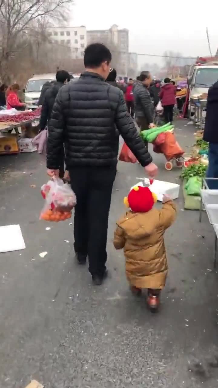 视频-爸爸带娃上街 花式"遛娃"引网友围观_手机新浪网