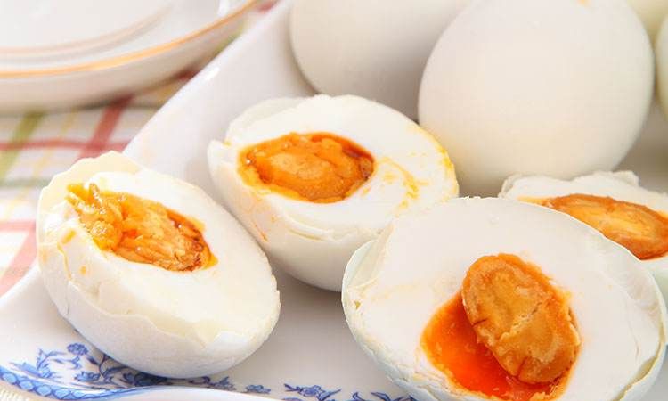 东北的咸鸭蛋是最有名气的,咸蛋的青是特别的劲道的,里面的蛋黄还是