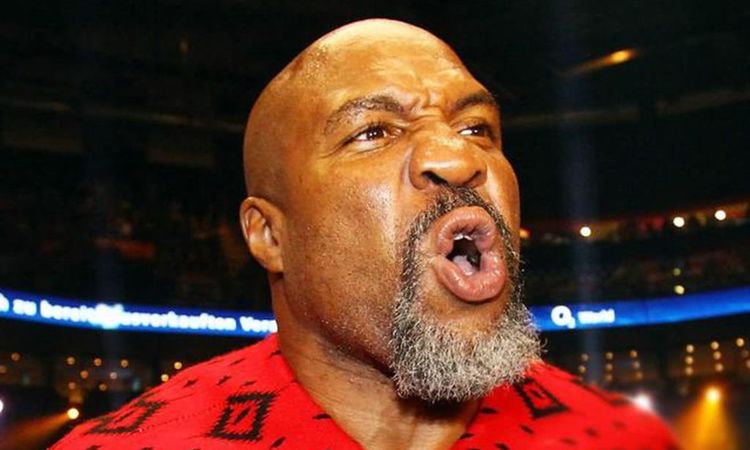 布里奇斯一开始抗击打能力并不好,还被人称作是玻璃下巴,不过自从和