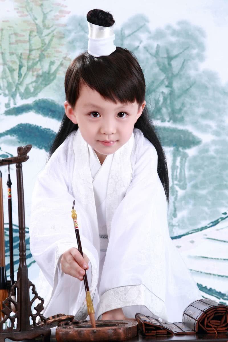 他扮演文章儿子一夜走红,13岁拿到飞行执照,如今成帅气少年!