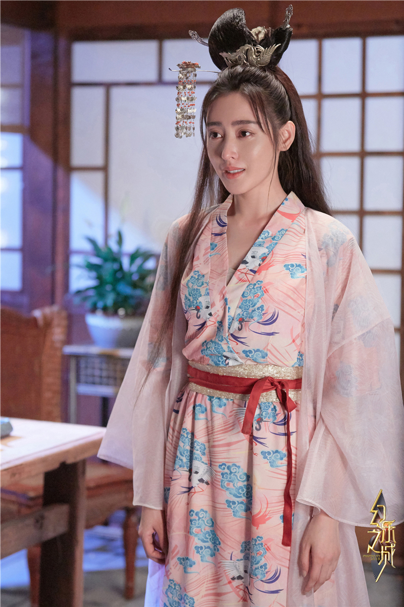 除了张天爱的古装造型吸睛之外,其中一段精彩的打戏更是让人印象深刻.