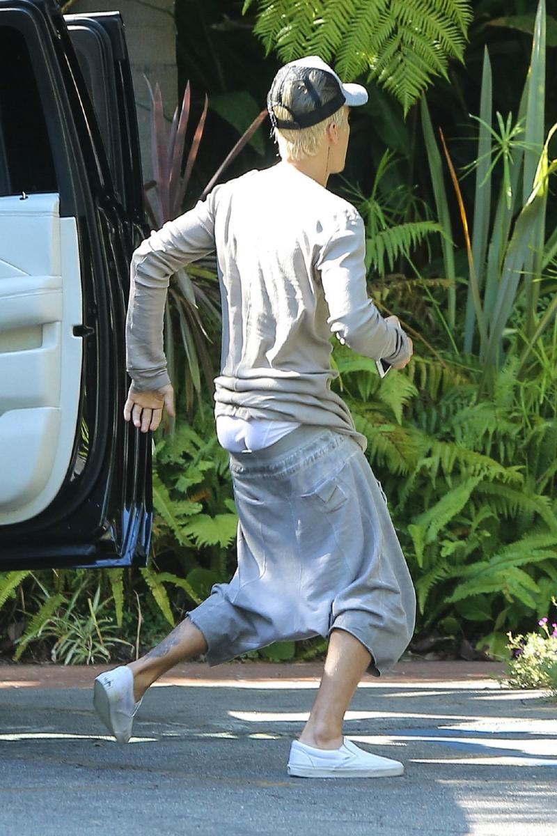 比伯剪寸头回归,超高颜值迷倒众生,网友:那裤子穿好了吗?