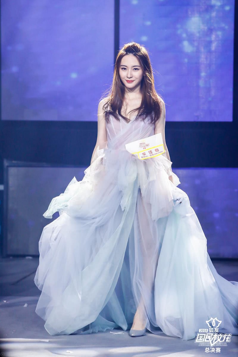 李佳怡"狐友国民校花大赛"晋级10强 现场表现亮眼吸粉无数