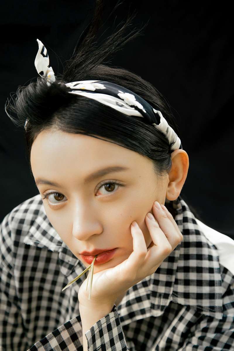 施诗最新时尚写真 恣意洒脱彰显态度