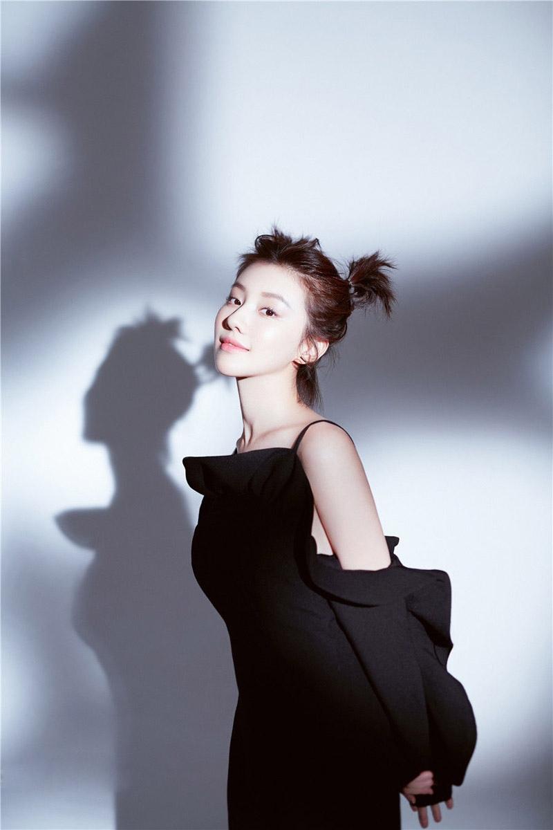 大姐华兰——王鹤润性感黑色吊带裙配羊角辫,一飞冲天呀