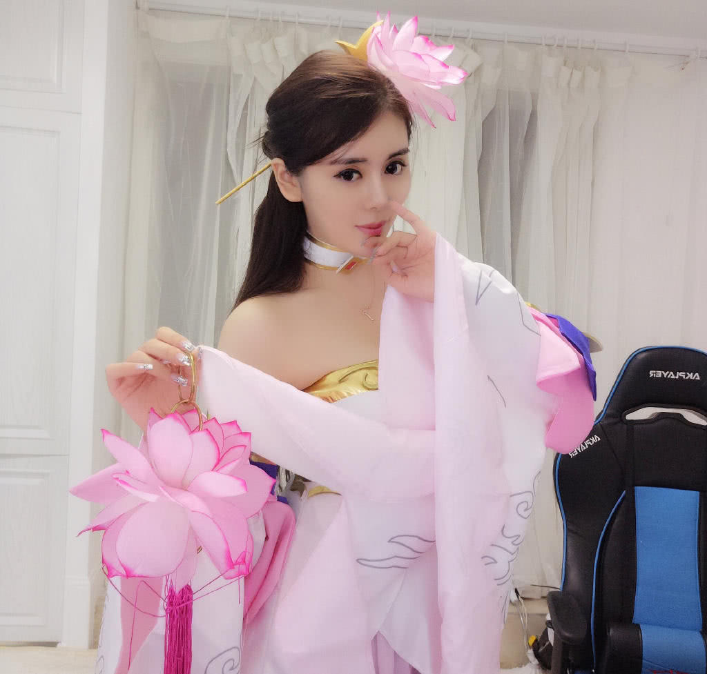 cos妖精张琪格,不管是貂蝉还是春丽,甚至就连圣诞装都能驾驭