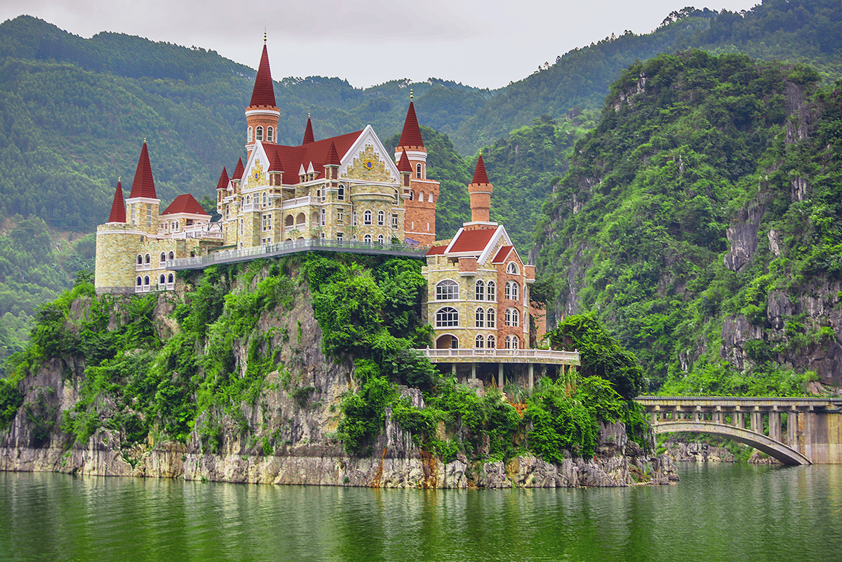 贵州山水中突然飞来座天鹅堡,你说感觉奇不奇怪