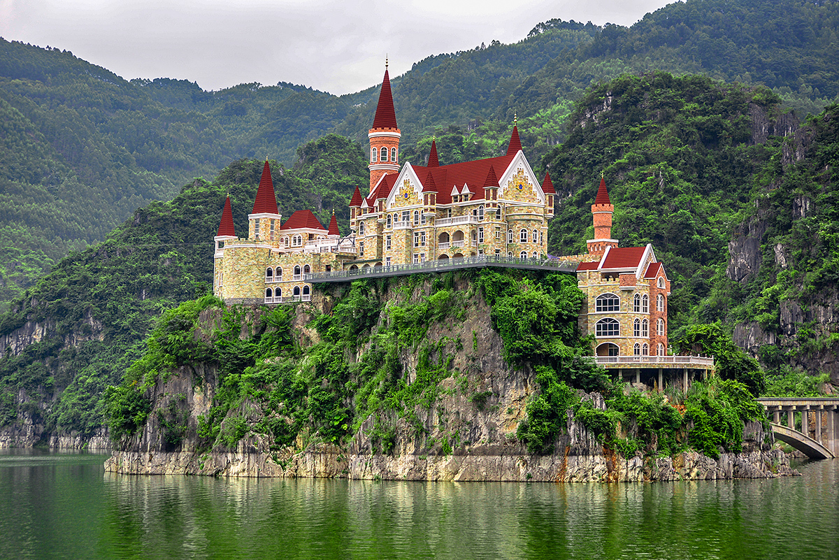 贵州山水中突然飞来座天鹅堡,你说感觉奇不奇怪