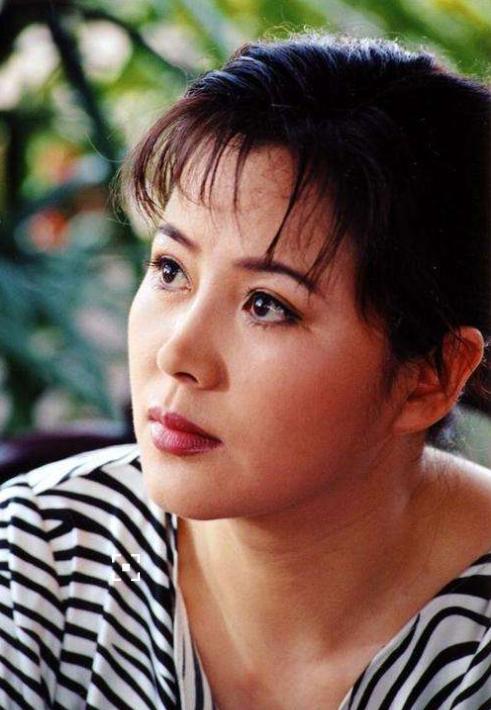 遭遇家暴后净身出户,为了儿子改变自己,荧屏上的女强人专业户