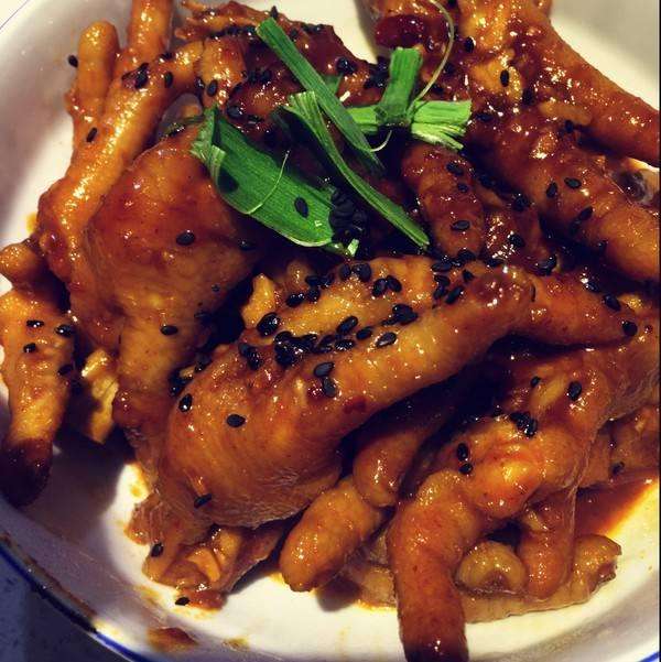 路边卖的椒盐鸡爪, 到底怎么去掉骨头的呢? 今天就告诉你答案