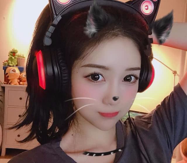 虎牙小熊去韩国参加活动,机场晒照,大长腿至少有一米一!