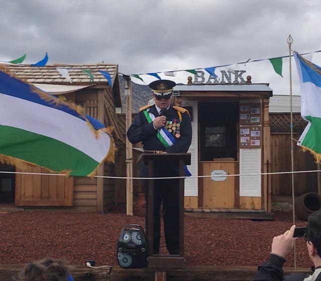 摩洛希亚共和国声称拥有独立的宪法,海军,银行,货币,邮局,电信局,甚至