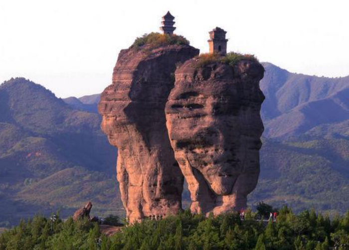 建在悬崖上的河北双塔山寺庙,至今无解,专家都不确定是如何建造