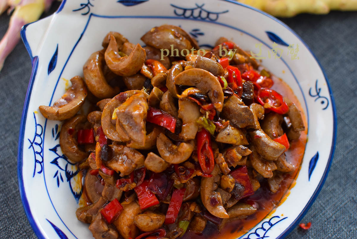 做法:羊腰去筋去膜去腰骚,切成丝,加上料酒,生抽,盐,胡椒粉拌均匀腌上