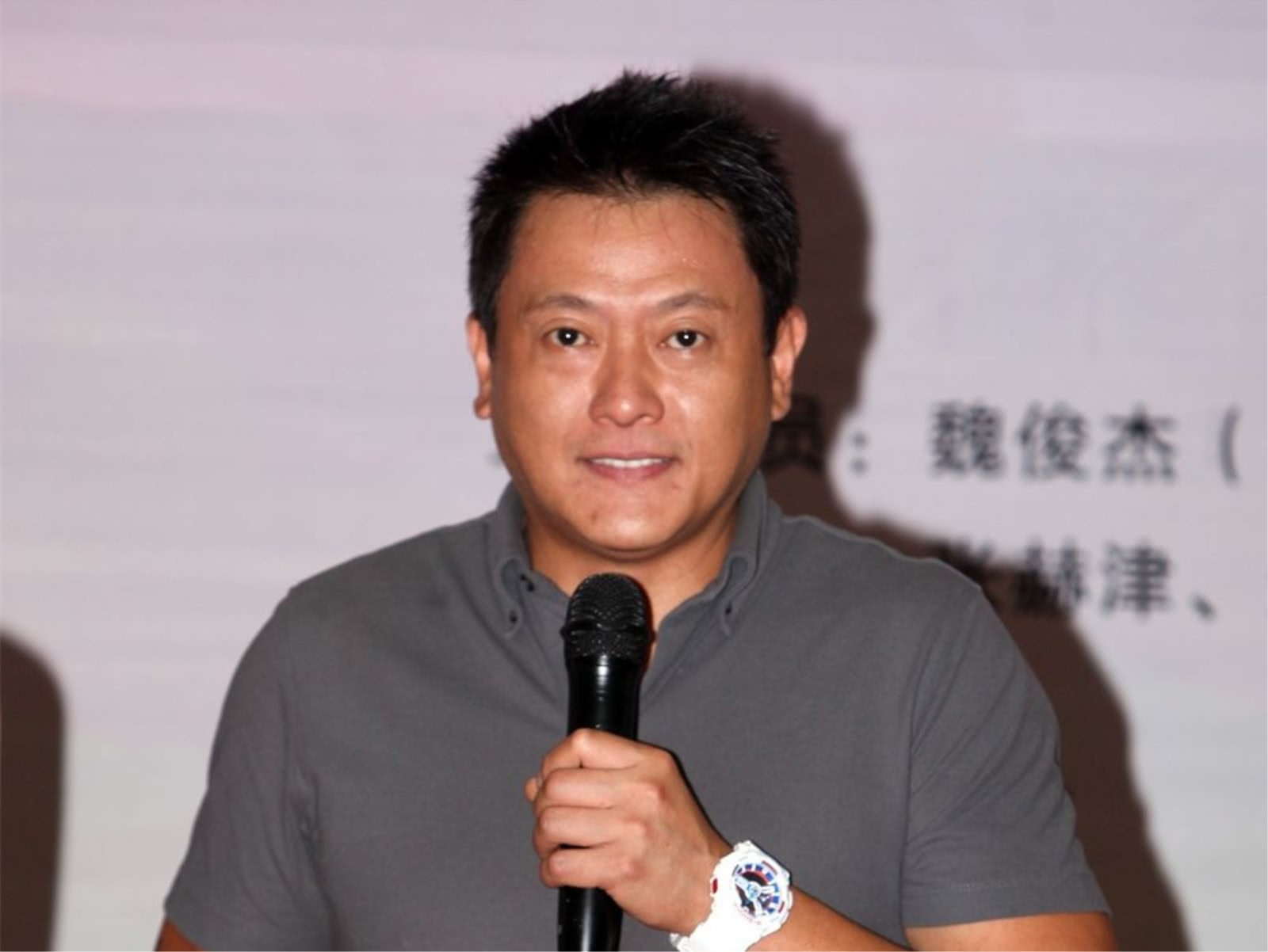 早年全靠黄秋生提携,因《陀枪师姐》一举走红,如今早已沦为路人