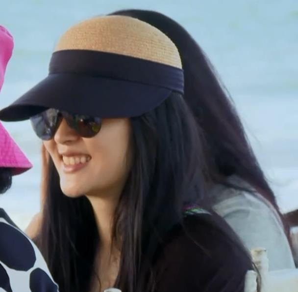 《最美的时光》吴尊妻子露面,戴着墨镜还是素颜出镜,美得太优雅!