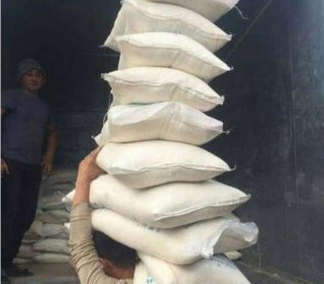 大姐, 你骑摩托车可慢一点吧, 也不看看自己拉的是什么东西