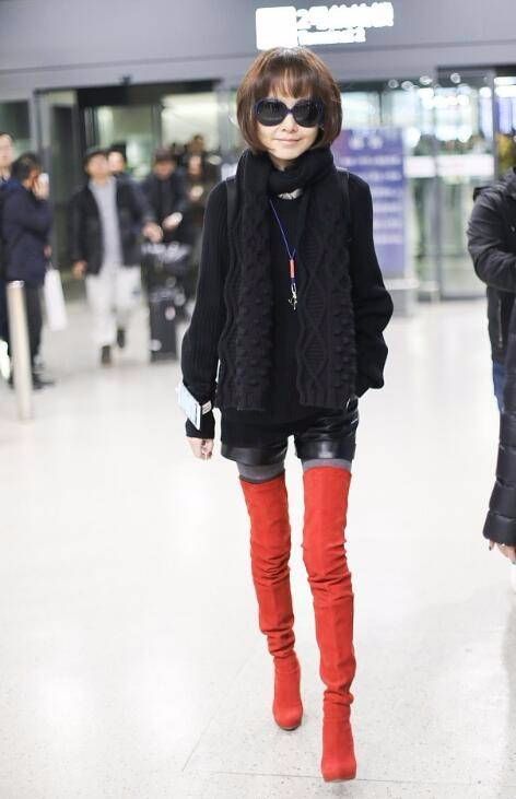 陈鲁豫这鞋子是xxxs吧,她的腿穿进去完全合适