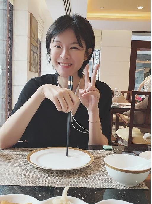 李艾晒大肚照宣布怀孕,调侃要胖一阵子了