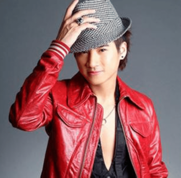 90后最爱的歌手,沦为十八线歌手,如今商场演出人气"惨淡"