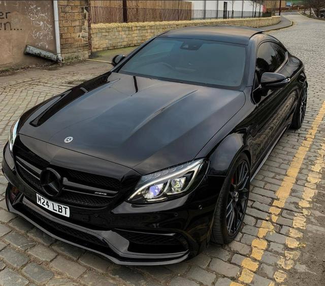 奔驰amg c63宽体改装版,黑色的外观