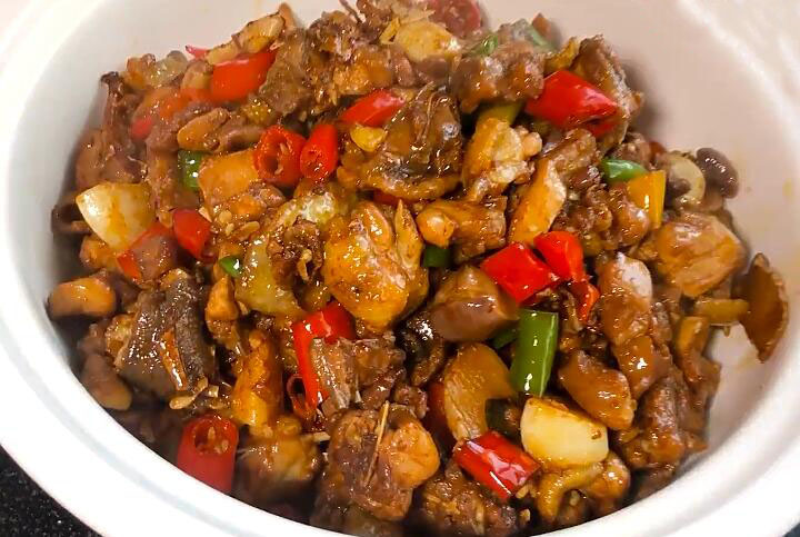 炒鸡怎么做最好吃,教你一招,不加一滴水,鸡肉鲜