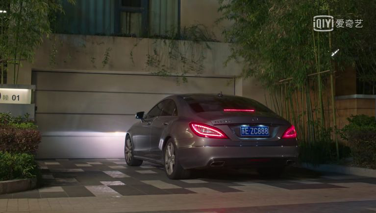 那辆车牌号为zc888(众城发发发)价值在70万元 的奔驰cls300豪华轿跑