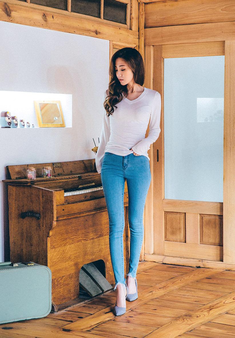 街拍:杏色极简针织上衣, 撕边浅蓝色紧身牛仔裤