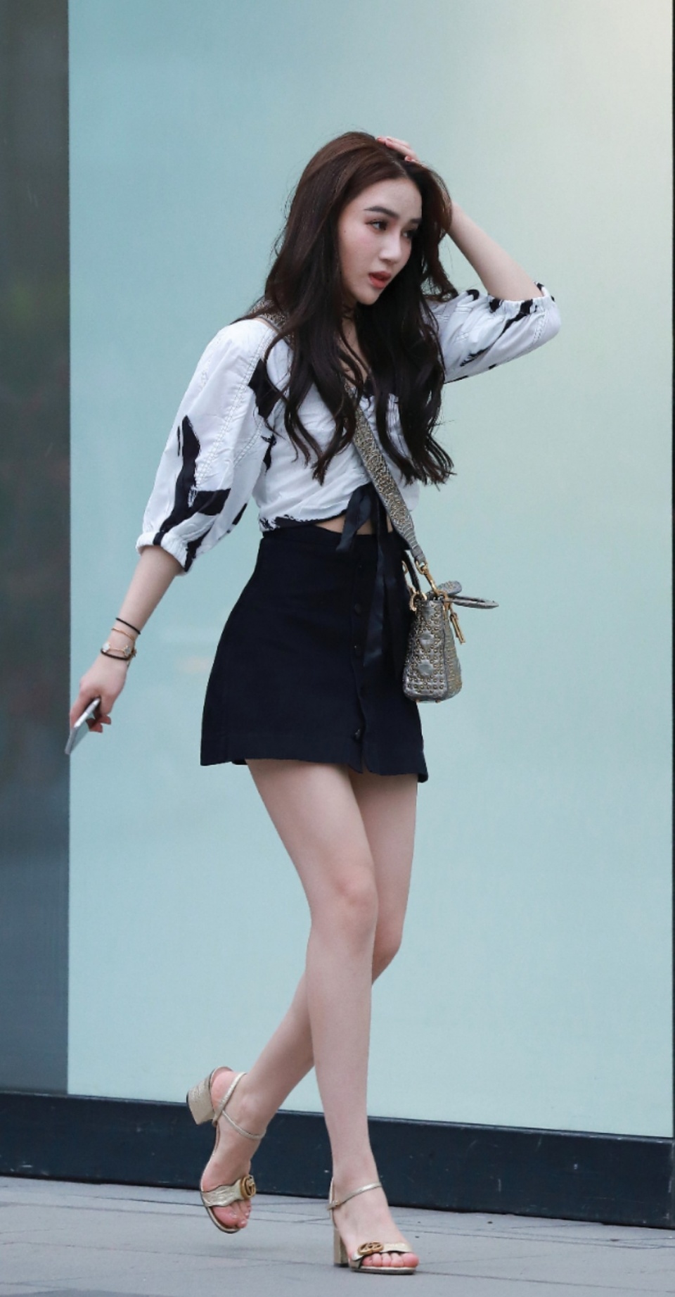 街拍:邂逅一枚白色短裙的小姐姐,大家说这身材好不好?