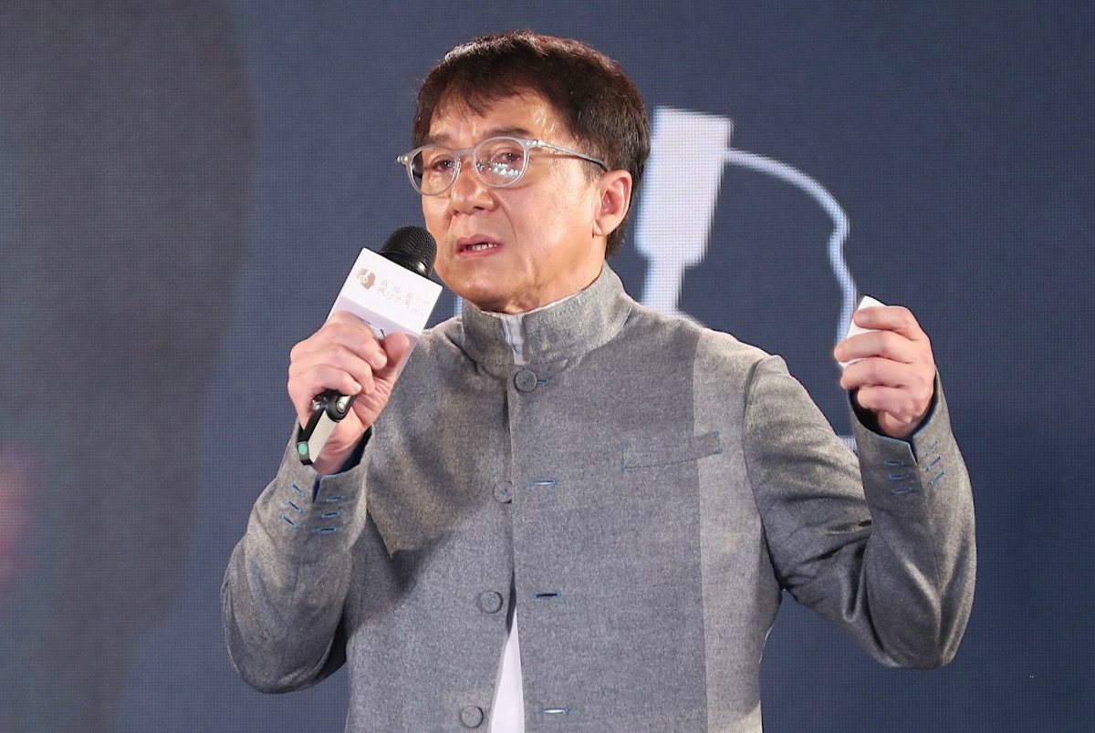 成龙接受采访称自己不是好父亲,却只字不提女儿吴卓林