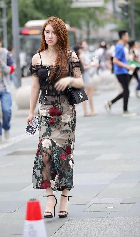 街拍:微胖美女们穿紧身衣,"凹凸"的身材曲线,美到"炸街"!