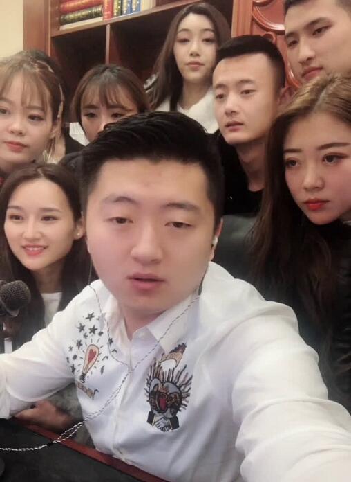 小洲年度豪刷几百万没赔钱反赚几十万 揭秘主播为何价值上千万?