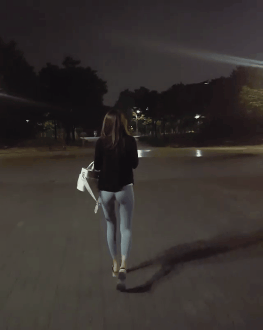 健身小姐姐爱穿紧身裤,身材婀娜多姿,背影超好看!