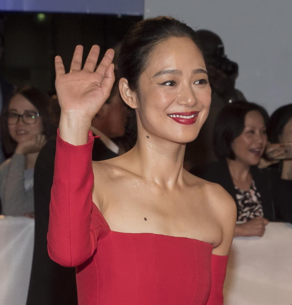 姜文携妻子亮相多伦多电影节 周韵礼服太紧胸前被勒出尴尬痕迹