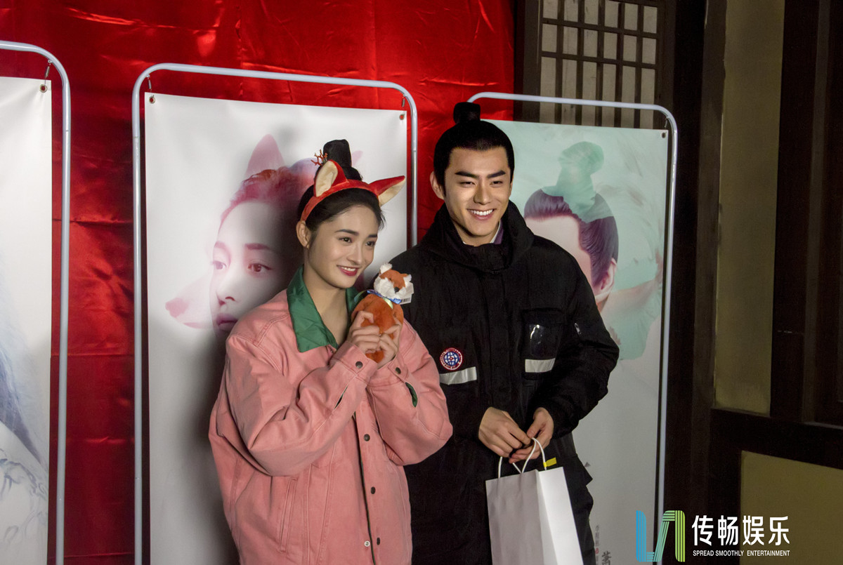 周洁琼首演古装剧造型惊艳曝光剧组庆生男主李程彬深情告白