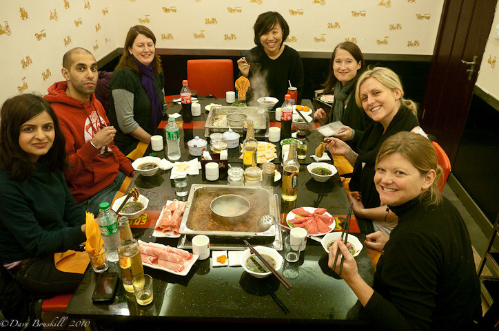 这是一群外国人吃火锅的情景谁说老外不吃辣不存在的