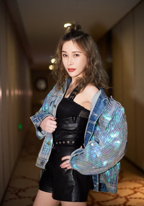 被称娱乐圈"电臀天后",周杰伦为她亲自写歌,如今却歌火人不红|温岚