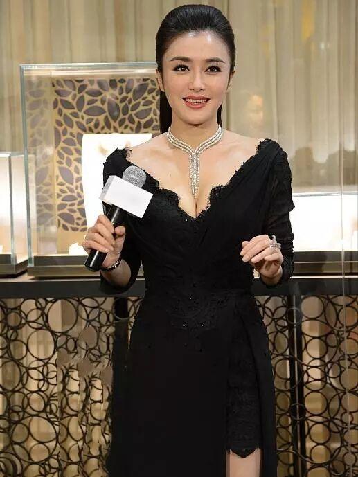 秦岚早年出席活动,身穿黑色深v高叉长裙,傲人身姿令人垂涎三尺