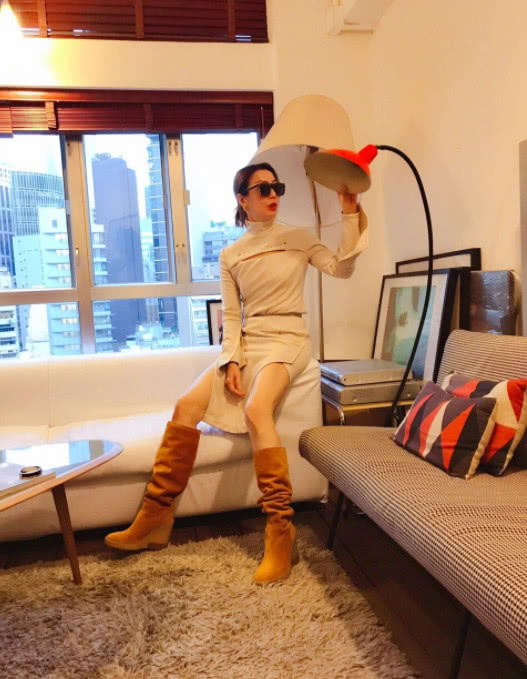 很是撩人啊,而裙身开叉的效果也是将她白皙的双腿出来,不得不说真身