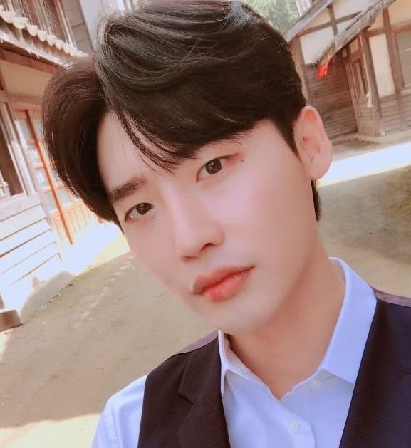 李钟硕是微笑唇,车银优是心形唇,果然长得帅连嘴唇都不一般