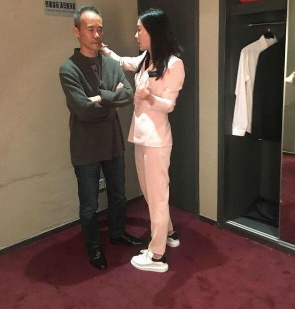 王石与田朴珺共同出席活动,田朴珺为王石系鞋带,夫妻同框秀恩爱