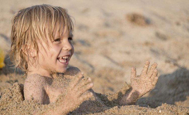 为什么去海边千万不要把身体埋进沙子里?小娱也要注意安全呀