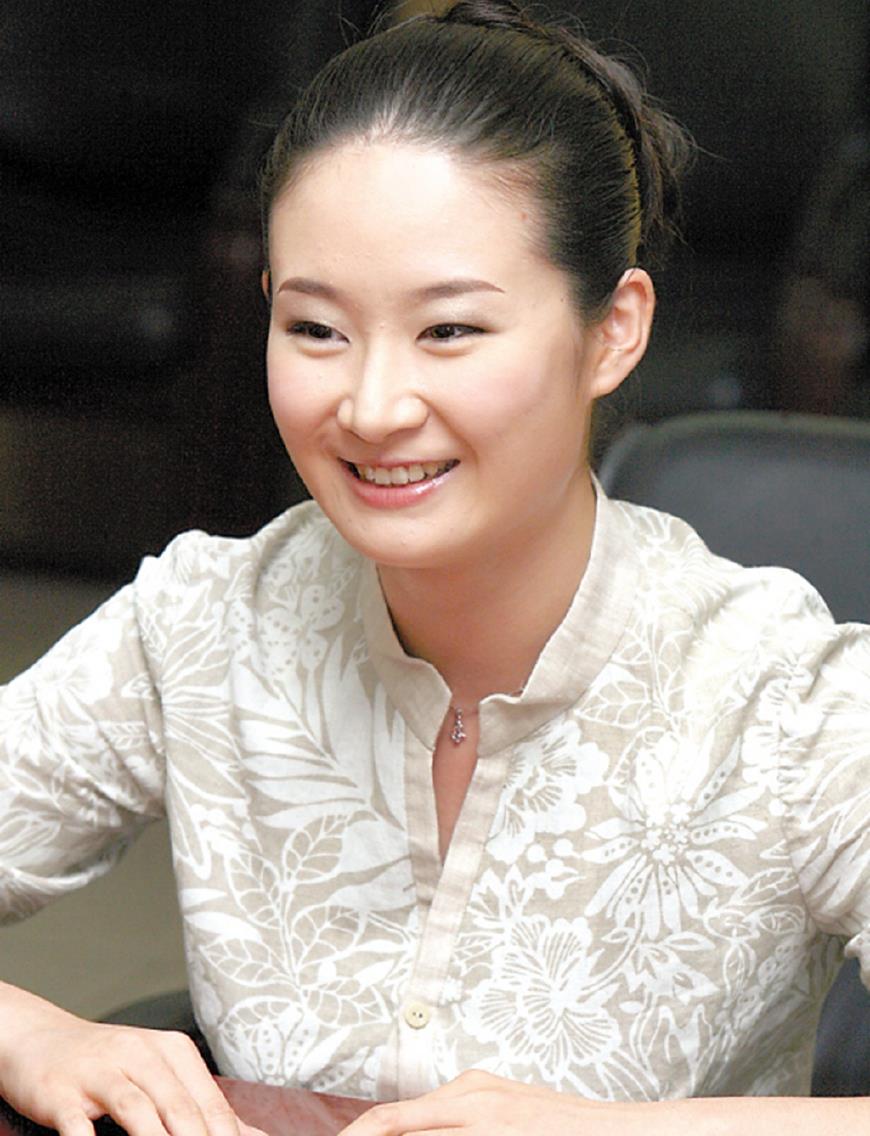 曾是"第一代王小蒙",离开赵本山之后,此时的她已经世界闻名了